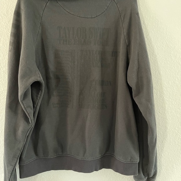 💫SOLD💫🖤Eras Tour Black Hoodie🖤 - Picture 2 of 4